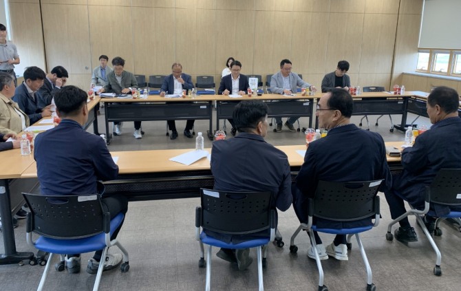 지난 28일 전라남도 관계자들이 국산양파 구매 확대에 대해 논의하고 있다. 사진=전라남도