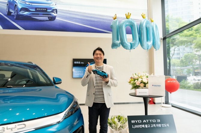 1000번째 고객으로 선정된 유호성씨가 28일 BYD Auto 서초전시장에서 열린 아토3 인도식에서 기념 촬영을 하고 있다. 사진=BYD코리아