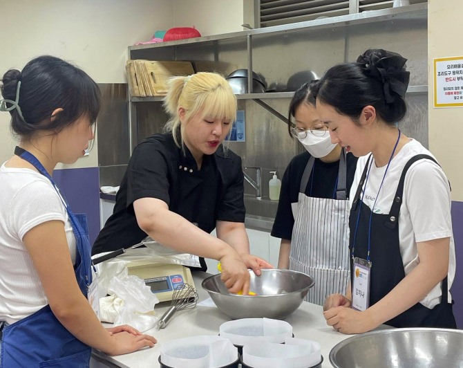 지난 28일 과천 지역 청년들이 생활밀착형 청년공간 창의적 프로그램에 참여하고 있다. 사진=과천시