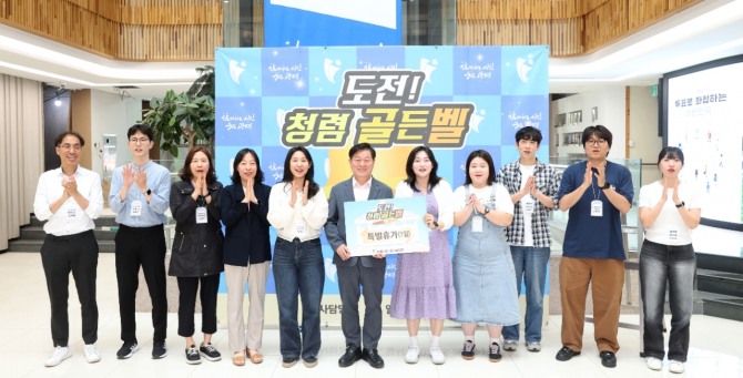 지난 28일 박승원 광명시장(가운데)이 시청 본관에서 열린 '도전! 청렴 골든벨'에 참여한 공직자들과 기념사진을 촬영하고 있다. 사진=광명시