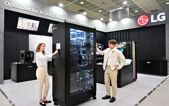 지난달 미국 워싱턴 D.C에서 열린 ‘데이터센터월드 2025’에서 모델들이 AI 데이터센터 액체 냉각 솔루션인 CDU(Coolant Distribution Unit; 냉각수 분배 장치)를 소개하고 있다. 사진=LG전자 