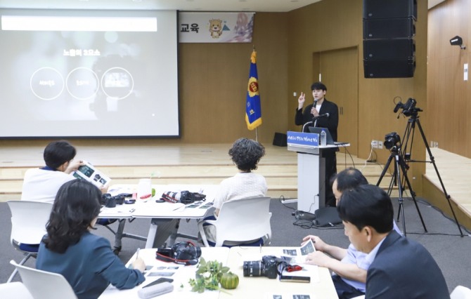 경기도의회가 의회사무처 직원을 대상으로 의정홍보 역량 강화 위한 디지털 사진 촬영 교육을 진행하고 있다. 사진=경기도의회