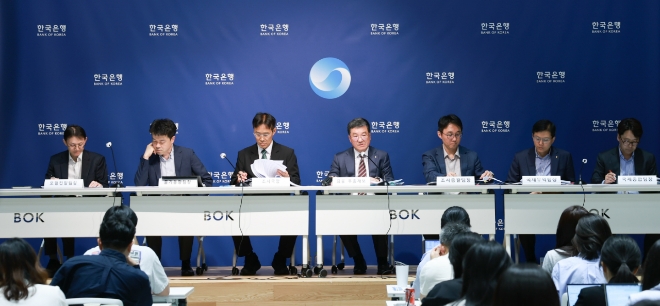 29일 오후 서울 중구 한국은행에서 열린 경제전망 설명회에 (왼쪽부터) 박경훈 모형전망팀장, 가국 물가동향팀장, 이지호 조사국장, 김웅 부총재보, 박창현 조사총괄팀장, 백재민 국제무역팀장, 박세준 국제종합팀장이 참석해 있다. 사진=한은 