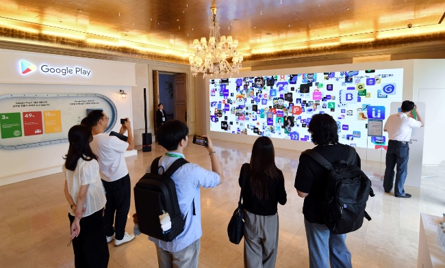 알럼나이 데이 참가사들이 7년 간의 성과를 주제로 마련된 전시를 둘러보고 있다. 사진=구글코리아