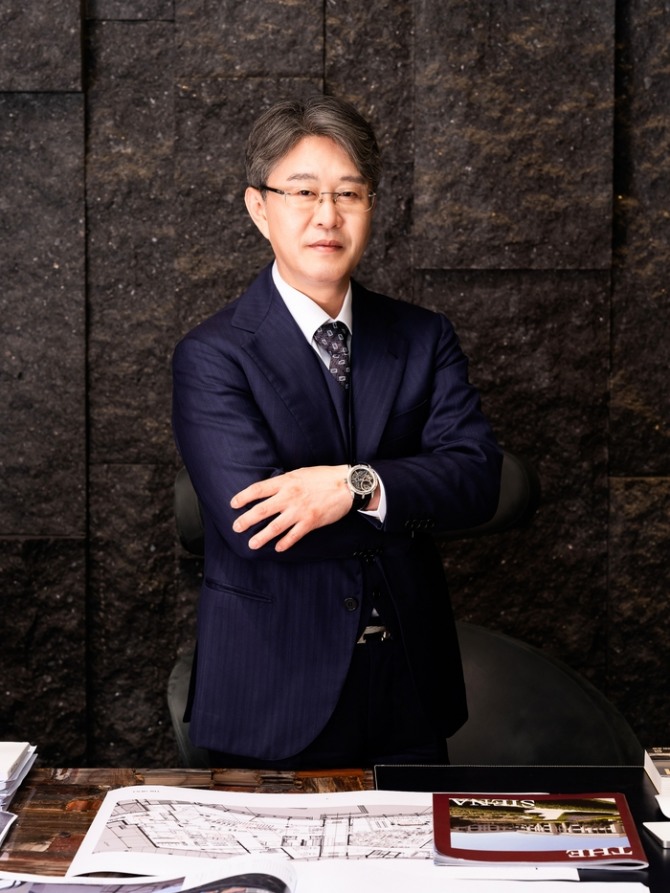 신동휴 더시에나그룹 회장. 사진=더시에나그룹