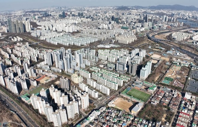 대우건설이 오는 19일 입찰 마감을 앞둔 서울 강남구 개포우성 7차 재건축 사업 수주전에 참여하기로 한 것으로 나타났다. 개포우성 7차 재건축단지 전경. 사진=대우건설