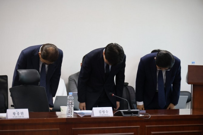 (왼쪽부터) 황종현 SPC삼립 이사회 의장, 김범수 SPC삼립 대표이사, 도세호 SPC 대표이사가 최근 발생한 근로자 사망사고와 관련해 사과하고 있다. 사진=김주영 의원실