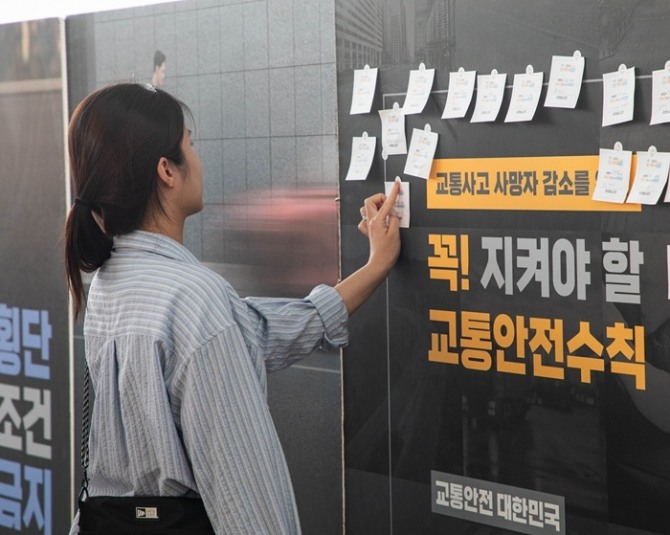 한국교통안전공단(TS)은 26~29일 KTX 서울역에서 교통안전문화 확산을 위한 ‘오늘도 무사고’ 현장캠페인을 진행해 6000여명이 동참했다고 30일 밝혔다. 사진=TS