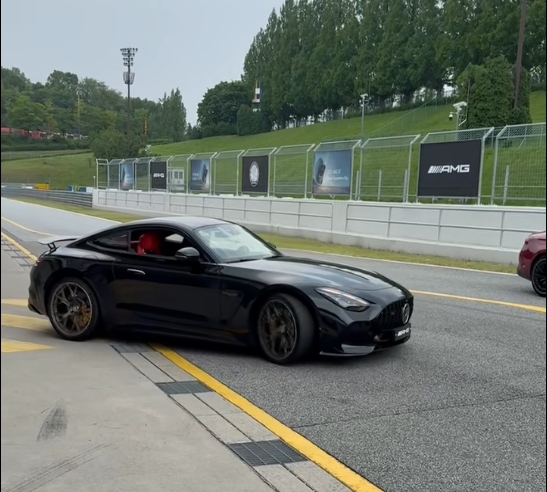 '2025 AMG GT 미디어 익스피리언스 데이’ 현장에서 메르세데스-AMG GT 55가 트랙에 들어서고 있다. 사진=육동윤 글로벌이코노믹 기자