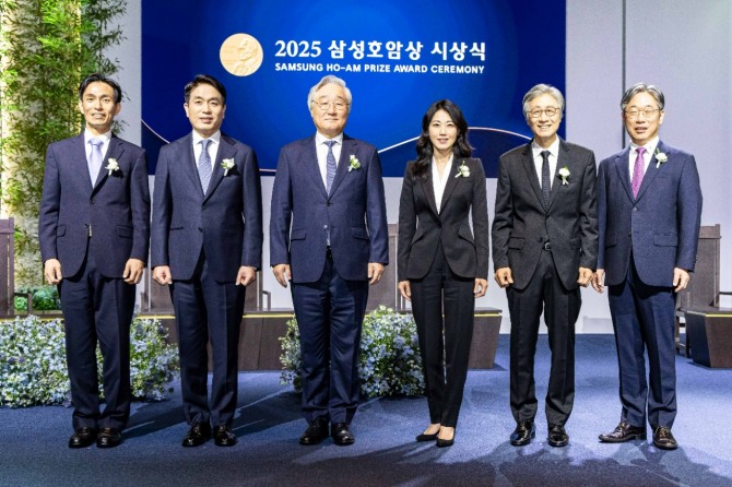 2025 삼성호암상 수상자들이 모여서 기념사진을 촬영하고 있다. 사진=호암재단