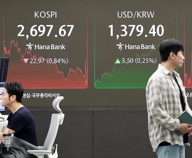 30일 서울 중구 하나은행 본점 딜링룸에서 딜러들이 업무를 보고 있다. 사진=연합뉴스