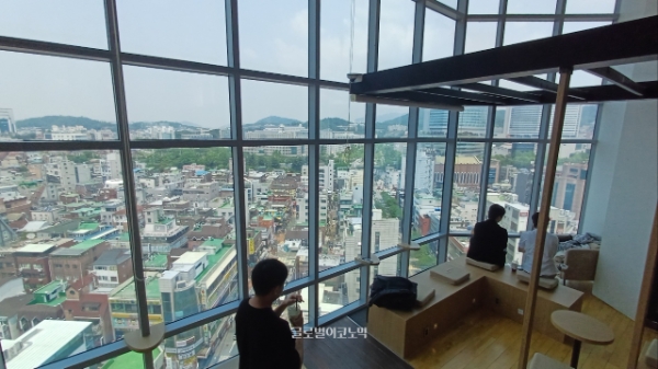 스페이스 일러스타 카페에서 내려다보는 신촌의 모습. 사진=이원용 기자