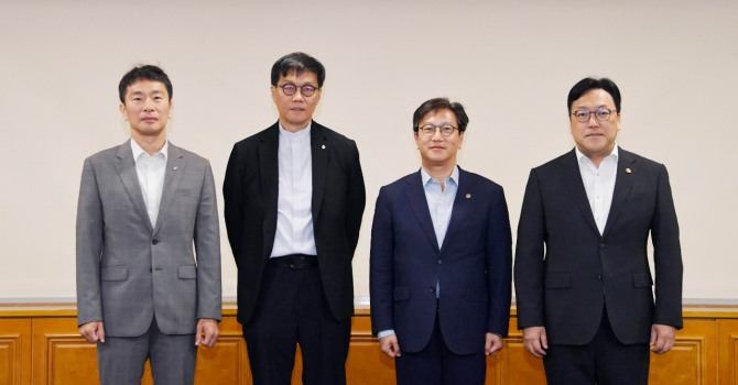 지난달 30일 오전 서울 중구 은행회관에서 대선 전 마지막으로 열린 '거시경제·금융현안 간담회'(F4 회의) 시작에 앞서 참석자들이 기념사진을 찍고 있다. 왼쪽부터 이복현 금융감독원장, 이창용 한국은행 총재, 김범석 기획재정부 장관 직무대행 1차관, 김병환 금융위원장. 사진=기획재정부