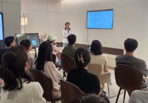 지난 29일 휴메딕스가 의료진을 대상으로 HA 필러를 활용한 미세 부위 시술 강연을 개최했다. 연자는 뷰티바성형외과 김은연 대표원장. 사진=휴온스