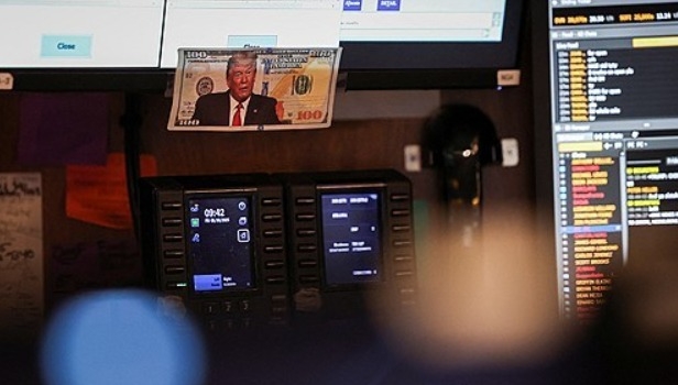 30일 미국 뉴욕증권거래소(NYSE)에서 도널드 트럼프 미국 대통령이 100달러 지폐에 새겨진 프린트물이 모니터에 붙어 있다. 사진=로이터/연합뉴스