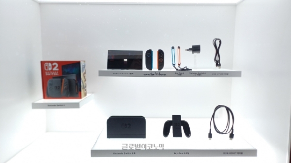 스위치 2를 구성하는 주요 부품들. 사진=이원용 기자
