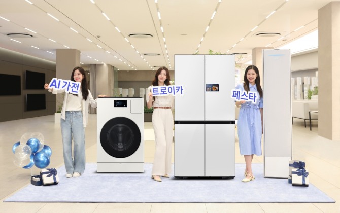 삼성전자 모델들이 에어컨∙냉장고∙세탁기를 대상으로 구매 시 혜택을 제공하는 'AI 가전 트로이카' 페스타를 홍보하고 있다. 사진=삼성전자