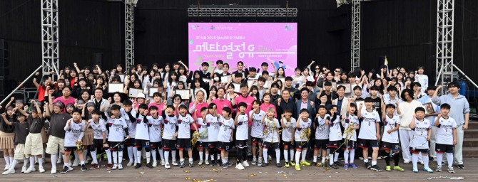 지난달 31일 이민근 안산시장(두번째 줄 가운데)이 청소년의 달을 맞아 화랑유원지 대공연장에서 열린 '메타 열정유' 개막식 무대에서 청소년들과 사진촬영을 하고 있다. 사진=안산시
