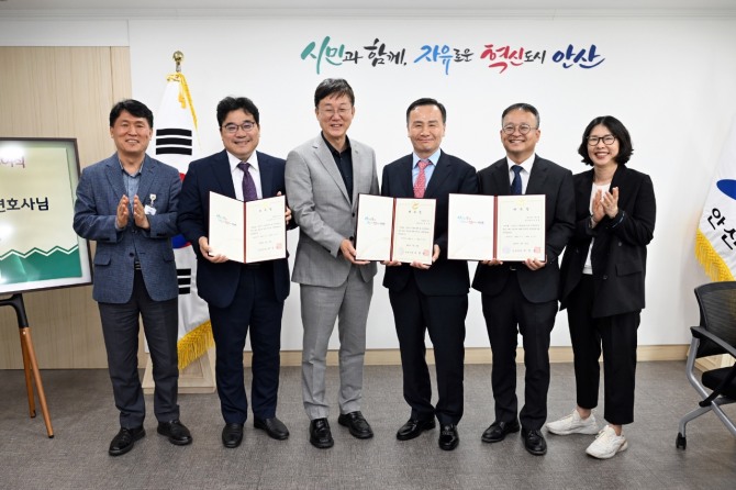지난 달 30일 이민근 안산시장(왼쪽 세번째)이 고문변호사를 위촉하고 함께 기념촬영을 하고 있다. 사진=안산시