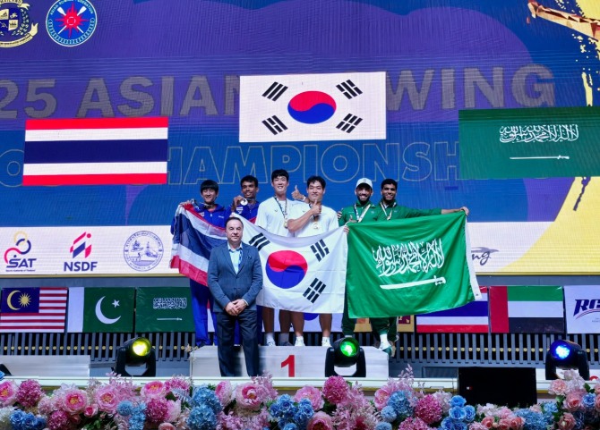 지난달 29일 용인특례시 직장운동경기부 소속 조종팀 이상민 박지민 선수는 2025 아시아실내조정선수권대회에서 2인승 종목 금메달을 목에 걸고 단체사진을 촬영하고 있다. 사진=용인특례시