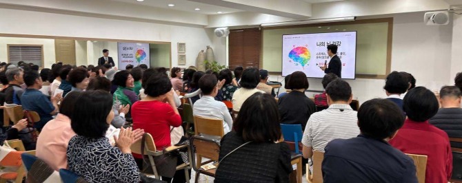 지난달 31일 멘토링 코리아 두뇌코칭 수석강사 박상우 강사가 ‘나를 사용하는 방법’ 주제로 강연을 하고 있다. 사진=대한유나이티드재단