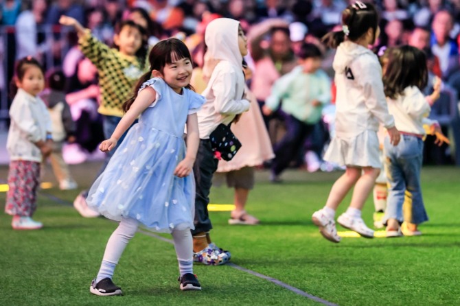지난 1일 라틴DJ페스티벌에서 어린이들이 춤을 추며 축제를 즐기고 있다. 사진=화성특례시