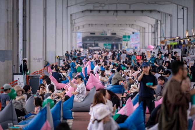 지난 달 31일 잠수교에서 열린‘2025 서울관광 푸드 페스티벌’에  외래관광객들이 참여해 세계 각국의 음식을 즐기고 있다. 사진=서울관광재단