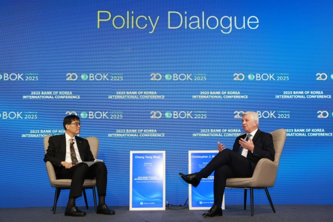 2일 오전 서울 중구 한국은행에서 열린 '2025 BOK 국제콘퍼런스'에서 이창용 한국은행 총재(왼쪽)와 크리스토퍼 월러 미국 연방준비제도 이사가 대담하고 있다. 사진=한국은행