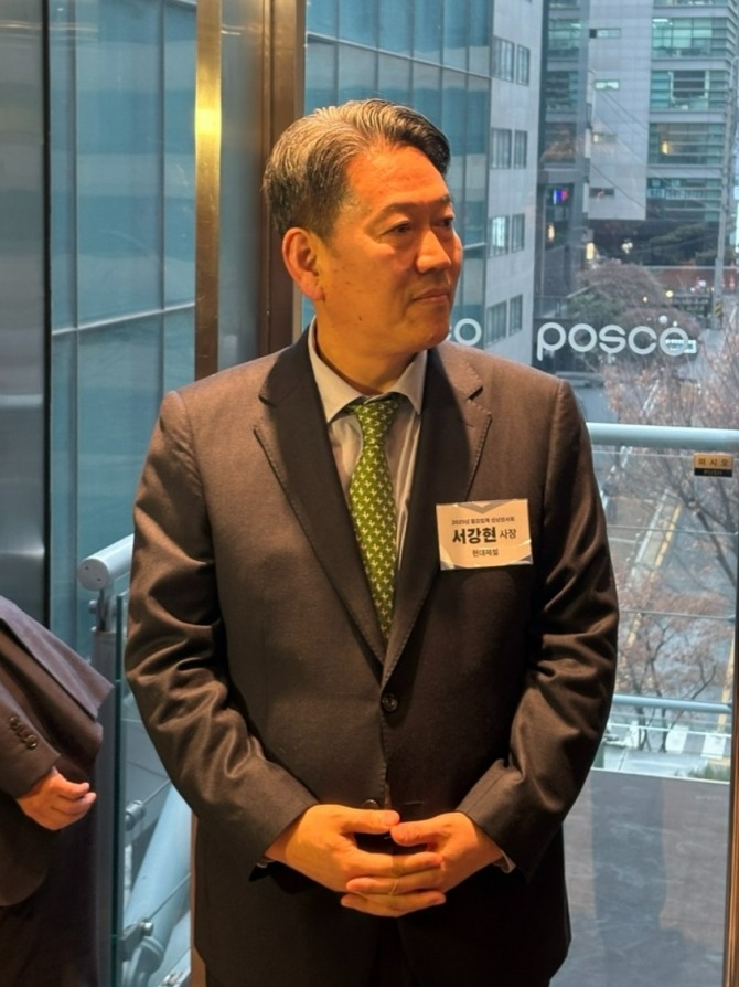 서강현 현대제철 사장이 1월 14일 서울 강남구에서 열린 '2025년 철강업계 신년회' 행사에 앞서 참석자들을 맞이하고 있다. 사진=글로벌이코노믹