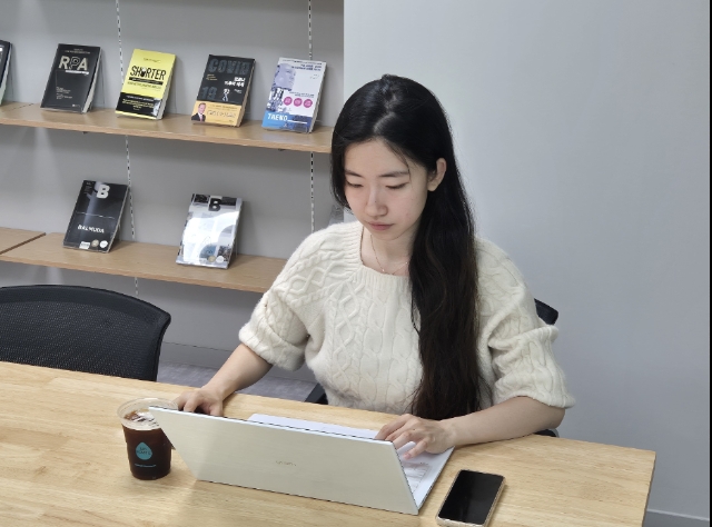 지난 5월 28일, 기자가 인크루트의 인재검증 솔루션 'ASSESS'에 포함된 PnA(Personality and Attitude) 검사를 체험해 보았다. 사진은 본 기자가 인크루트 사내 인재상을 기준으로 해당 인성검사를 체험하는 모습. 사진=김지유 기자