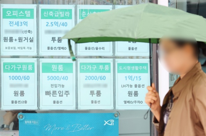 3일 금융권에 따르면 금융당국은 7월 스트레스 총부채원리금상환비율(DSR) 3단계 규제 시행을 앞두고 미리 대출을 받으려는 이른바 '막차 수요' 조짐이 나타나면서 추가 규제책을 검토하고 있다. 사진은 이날 서울 시내 한 부동산 중개업소에 내걸린 전월세 관련 안내문. 사진=연합뉴스