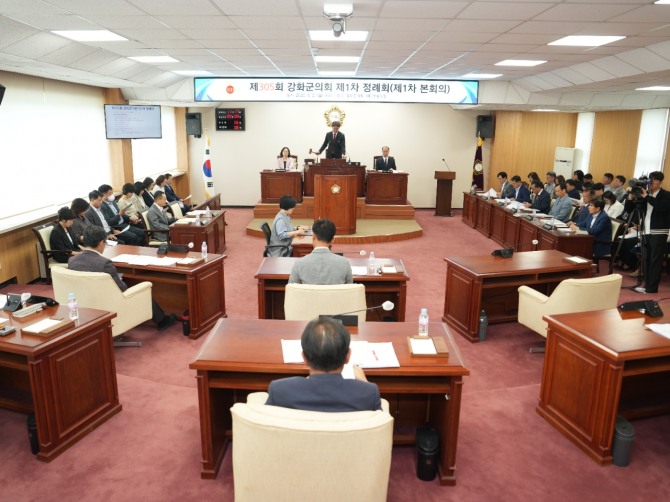 2일 강화군의회 의원들이 제305회 제1차 정례회를 개최하는 모습. 사진=강화군의회