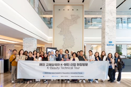 지난달 30일 한국콜마 종합기술원을 방문한 아시아 주요국 규제 당국자들과 최현규 한국콜마 대표이사 등 관계자들이 기념사진을 촬영하고 있다. 사진=한국콜마