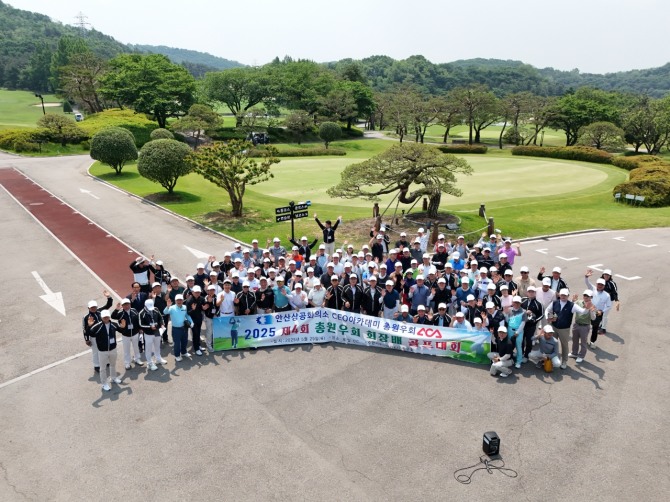 지난 달 29일, 안산상공회의소 관계자들은 ‘제4회 안산상공회의소 CEO아카데미 총원우회 회장배 골프대회'를 개최하고 단체사진 촬영을 하고 있다. 사진=안산상공회의소