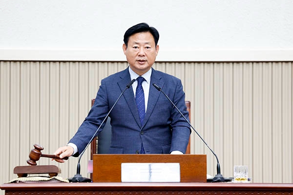 2일 구리시의회 신동화 의장이 동료 의원들과 함께 개회사를 하고 있다. 사진=구리시의회