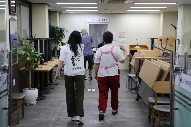 제21대 대통령 선거일인 3일 오전 경기도 의정부시 제일시장에 설치된 투표소에서 유권자들이 투표를 위해 이동하고 있다. 사진=연합뉴스