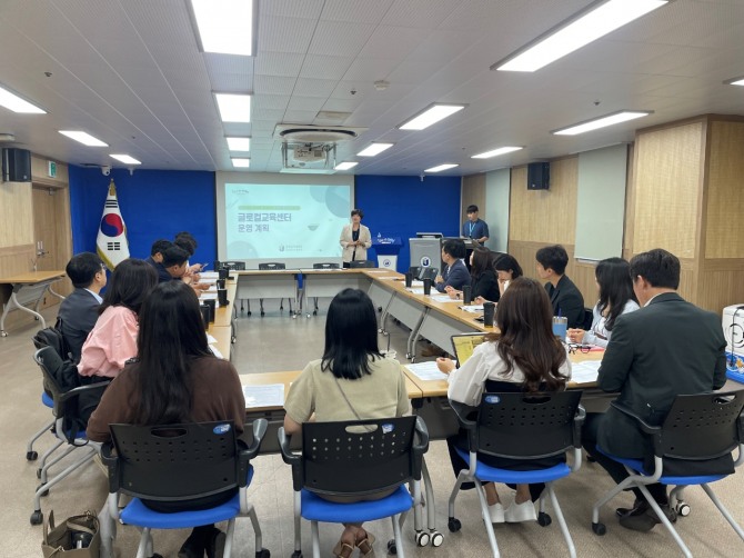 지난 달 30일 전라남도교육청 청사 중회의실에서 글로컬교육센터 운영 내실화를 위한 ‘업무 담당자 협의회’가 진행되고 있다. 사진=전남교육청