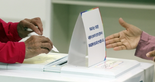 제21대 대통령선거 본투표일인 3일 오전 강원특별자치도 화천군 화천읍 최북단 풍산초교에 마련된 투표소에서 한 주민이 한표를 행사하고 있다. 사진=연합뉴스