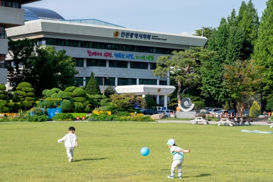 인천광역시의회 앞마당에서 어린이들이 공놀이를 하고 있다. 사진=인천시의회