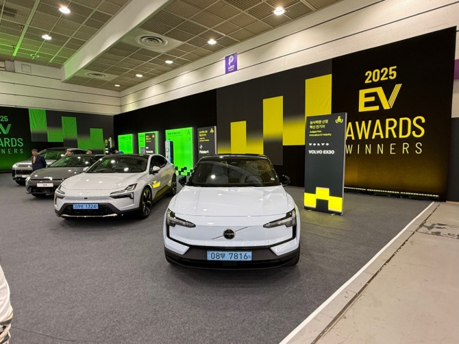 3일부터 코엑스에서 개최한 'EV 트렌트 코리아', '2025 EV 어워드 위너' 포토 스팟에 볼보 EX30, 폴스타4, 기아 EV4, 아이오닉9이 전시되어 있다. 사진=육동윤 글로벌이코노믹 기자