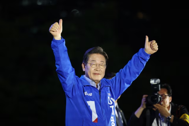 지난 2일 서울에서 열린 대통령선거 유세 현장에서 이재명 민주당 대선후보가 지지자들에게 호응하고 있다. 사진=로이터