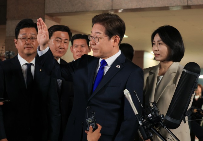 제21대 대통령 선거에서 당선이 확실시되는 이재명 더불어민주당 후보가 3일 밤 인천 계양구 자택을 나서며 주민과 지지자들을 향해 인사하고 있다. 사진=연합뉴스