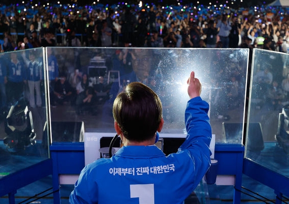 이 당선인은 취임 후 총리·비서실장·수석 인선을 신속히 단행해 국정 운영 기반부터 구축하겠다”며 경제 상황 점검을 가장 먼저 지시할 것”이라고 밝혔다. 이는 경제 컨트롤타워를 조기에 정비한 뒤, 당장 실행 가능한 민생 중심의 정책부터 우선 추진하겠다는 의지로 해석된다. 이미지=뉴시스