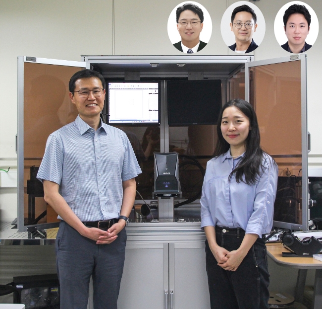 KAIST 전기및전자공학부 정재웅 교수 연구팀이 온도에 따라 딱딱함과 부드러움을 마음대로 조절할 수 있는 전자잉크를 개발했다. 왼쪽부터 정재웅 교수와 이시목 박사과정이 함께 기념 사진을 찍고있다. 오른쪽위 별도로 합성한 사진들은 왼쪽부터 부산대 이건희 교수와 서울대 박성준 교수, KAIST 스티브박 교수의 얼굴. 사진=KAIST