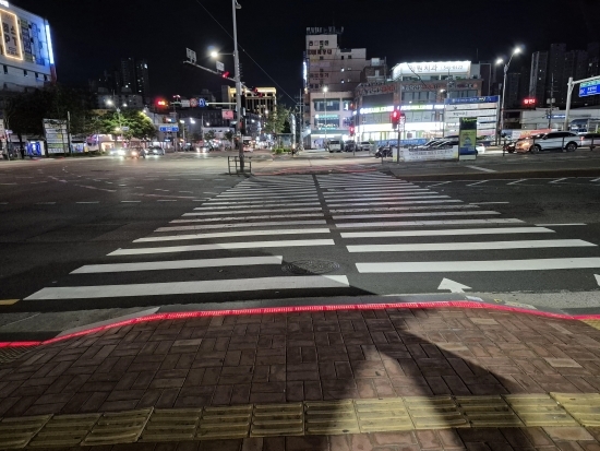 인천 작전역 사거리 스마트 횡단보도 설치 모습. 사진=인천시