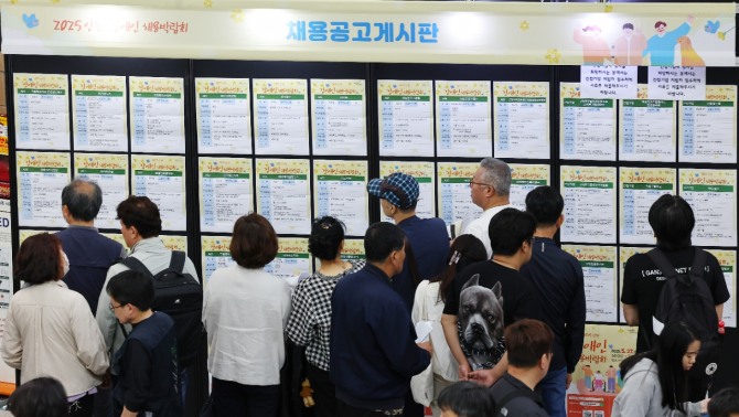 지난달 27일 인천 남동구 인천시청 중앙홀에서 열린 '2025 인천 장애인 채용박람회'에서 구직자들이 채용정보를 살펴보고 있다. 사진=연합뉴스