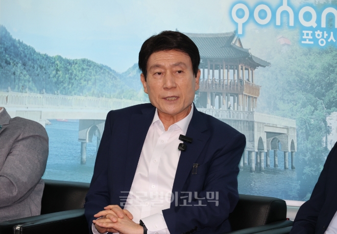 이강덕 포항시장은 4일 시청 브리핑룸에서 기자간담회를 열고 이재명 대통령 당선에 따른 지역경제 회복 방안을 밝혔다.사진=포항시.