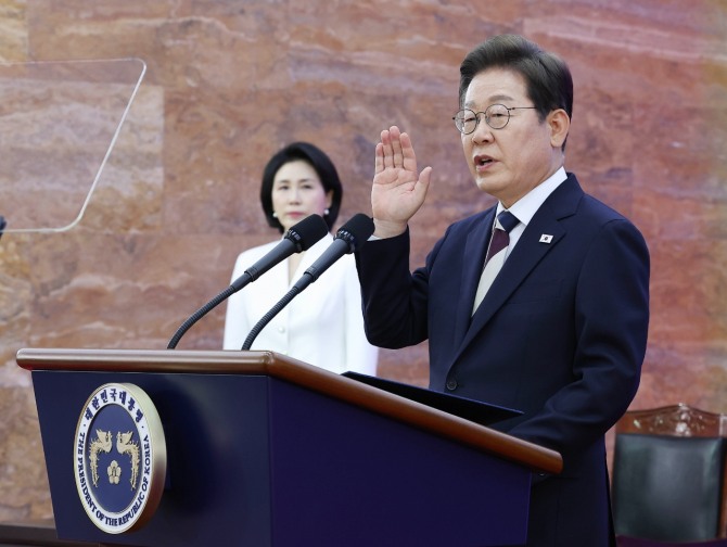 이재명 대통령이 4일 서울 여의도 국회에서 열린 제21대 대통령 취임선서식에서 취임 선서를 하고 있다. 사진=연합뉴스