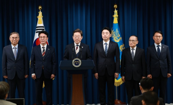 이재명 대통령이 4일 서울 용산 대통령실 청사에서 열린 인사브리핑에서 새 정부 첫 인사 발표를 하고 있다. 왼쪽부터 이종석 국정원장 후보자, 김민석 국무총리 후보자, 이 대통령, 강훈식 비서실장, 위성락 안보실장, 황인권 경호처장. 사진=연합뉴스