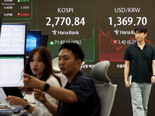  4일 서울 중구 하나은행 딜링룸 현황판에 코스피 지수 등이 표시되고 있다. 사진=뉴시스